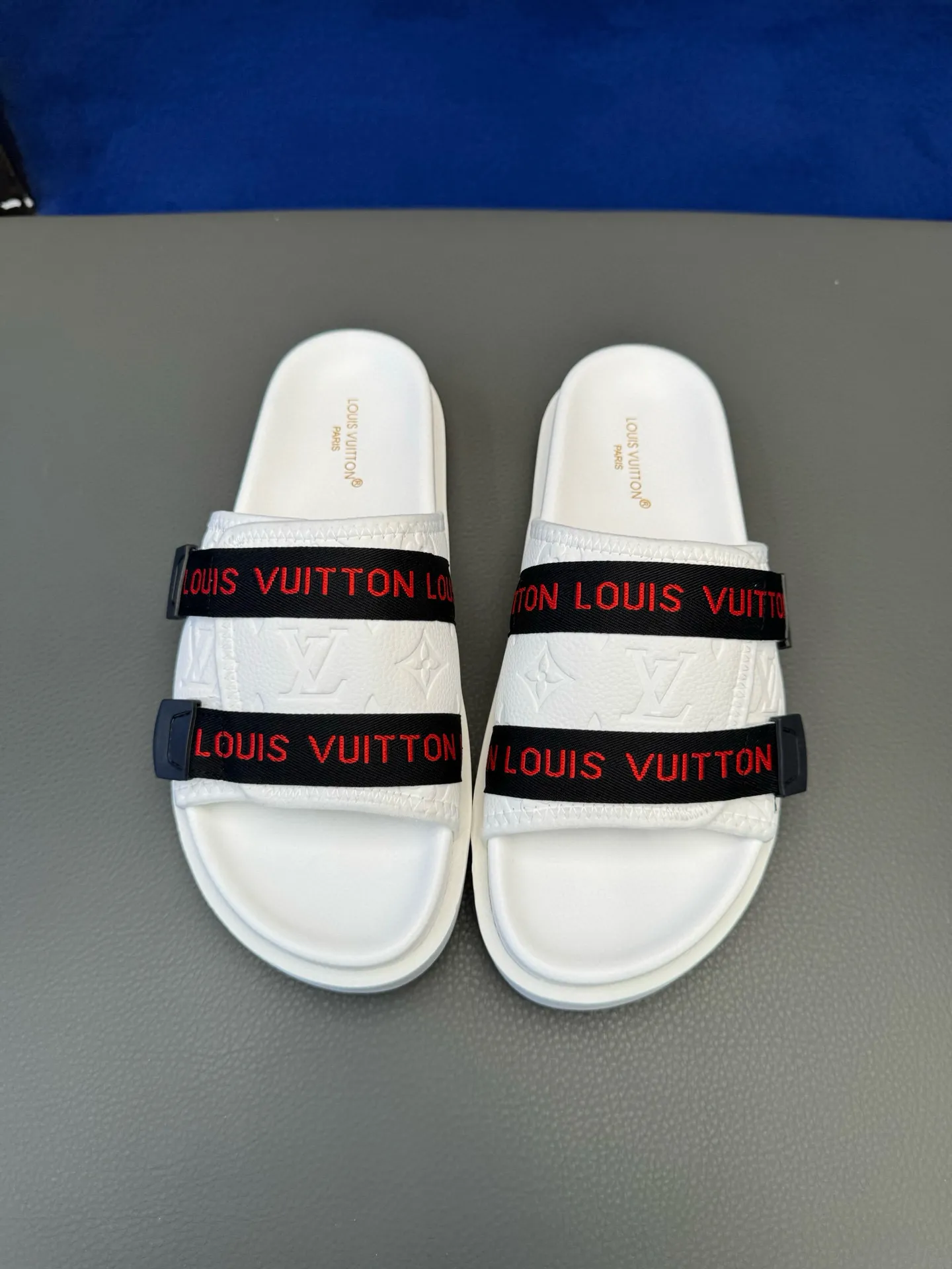 [L Home] P: 340💰Size: 38-45 Top purchasing lv men's summer slippers, classic presbyopia with soft real leather lining, unique color splicing effect, distinctive personality, fashionable and trendy essential style, light and comfortable. Lightweight and tough rubber insole, micro ridged foam outsole, super comfortable!